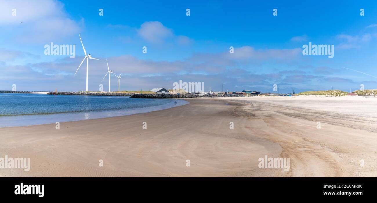 Vista delle turbine eoliche e del porto di Hvinde Sande sulla costa della Danimarca occidentale Foto Stock