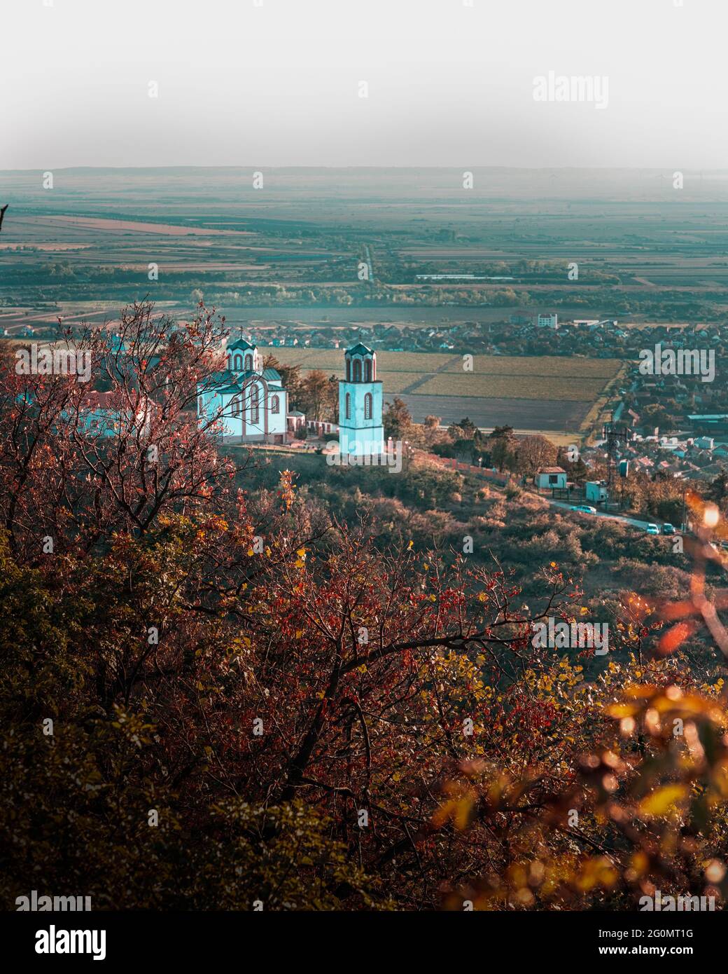 Piccola chiesa vista da una collina a Vrsac, Serbia Foto Stock