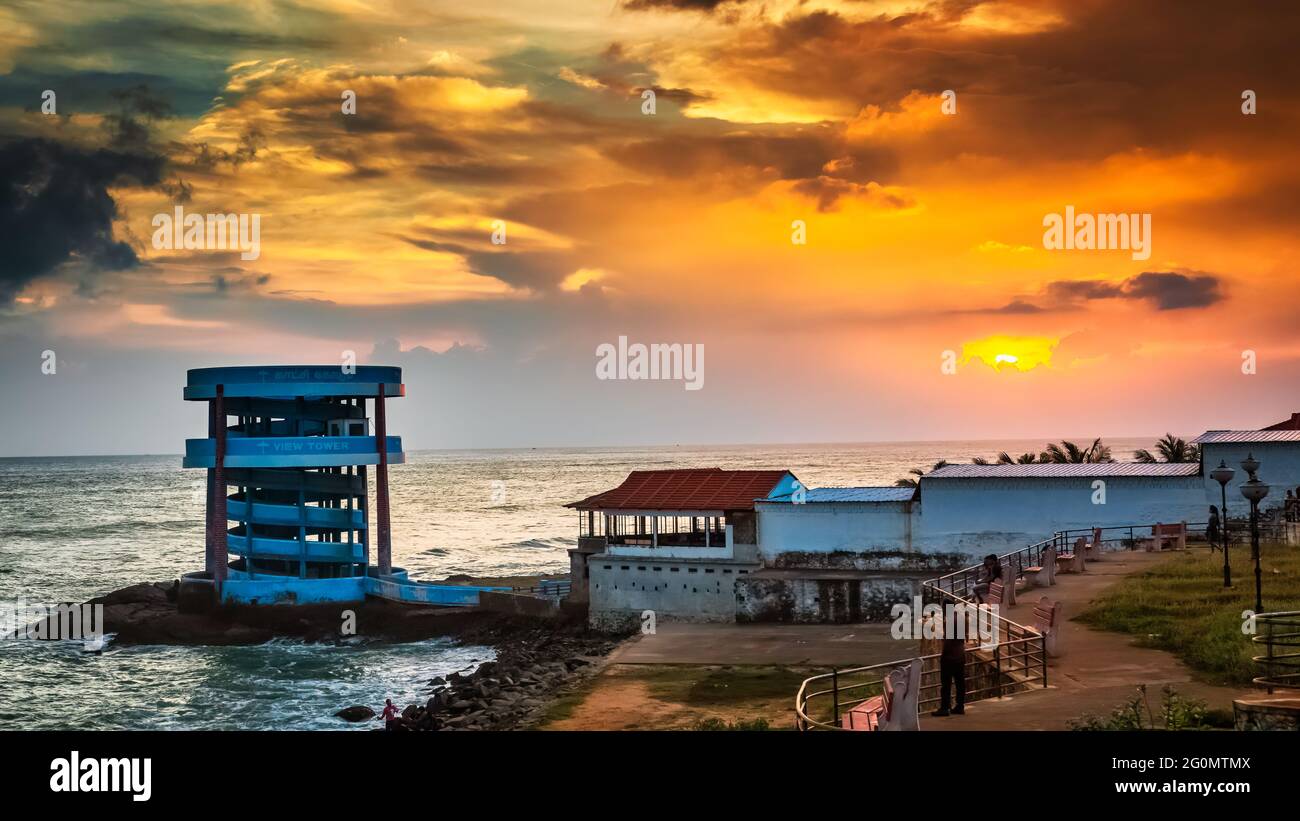 Kanyakumari, Tamil Nadu, India - 31 gennaio 2021. Torre con vista dell'alba e del tramonto sul lato del mare presso la spiaggia di Kanyakumari. Foto Stock