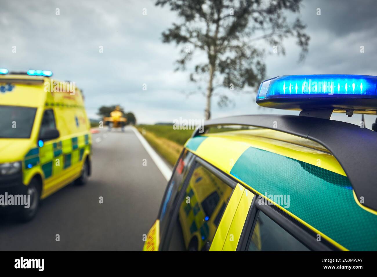 Auto ambulanza contro elicottero su strada. Squadre di emergenza assistenza medica risposta a incidente stradale. Foto Stock