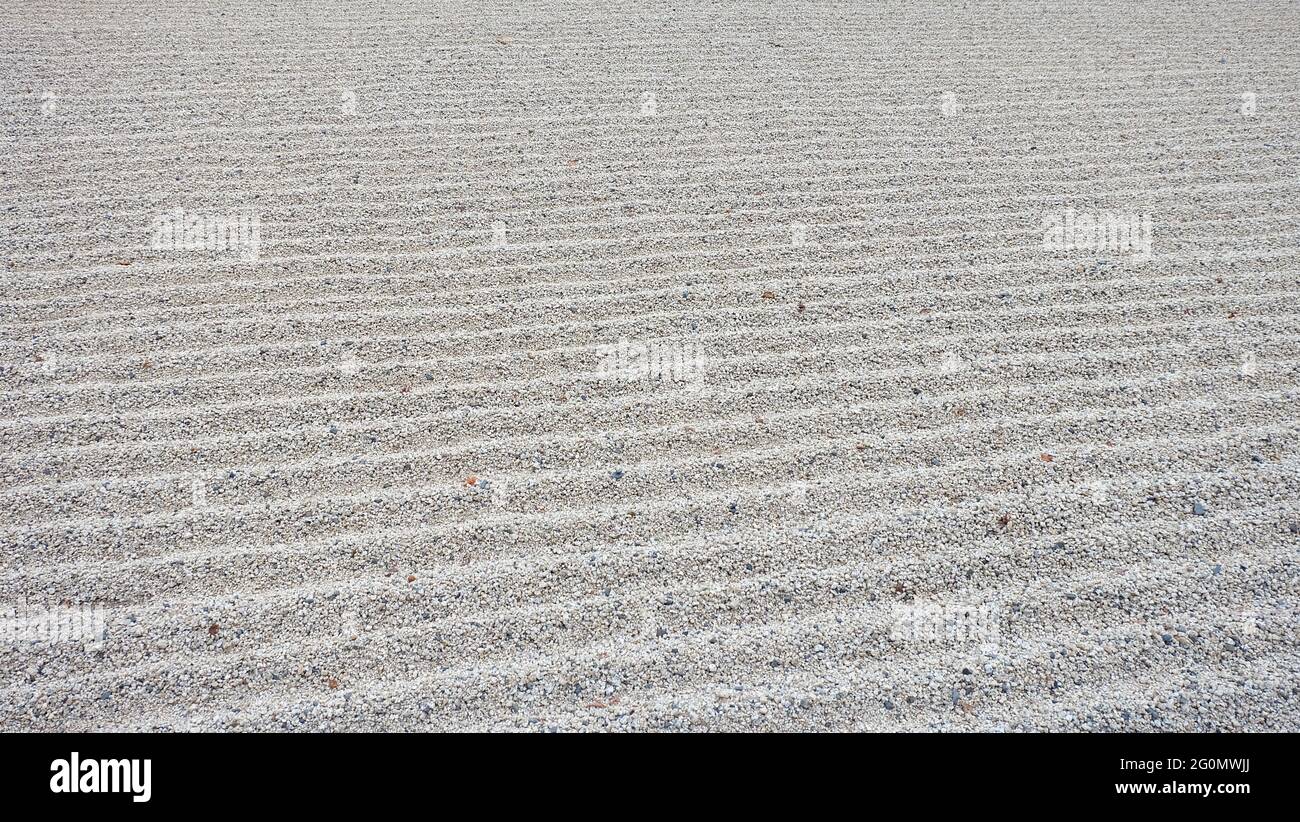 Struttura di ghiaia che è rastrellati in onde di linee rette, come quelli nel giardino giapponese. Foto Stock