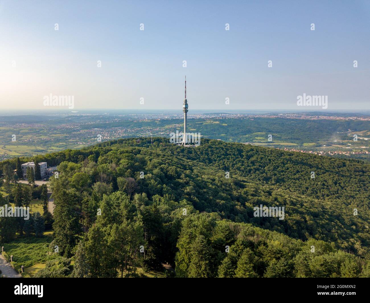 Foto aerea di una torre televisiva sulla cima del monte Avala e della bellezza naturale circostante Foto Stock