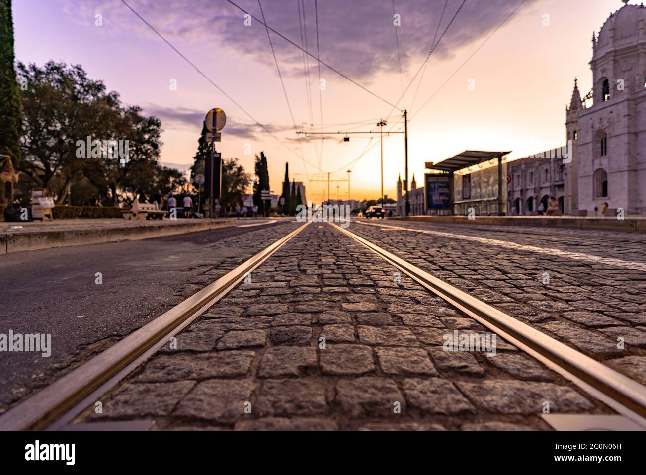 Tram di fronte al monastero di Jeronimos a Lisbona Foto Stock