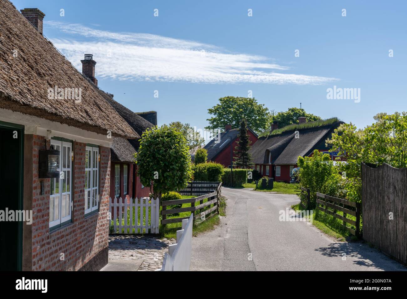 Nordby, Danimarca - 30 maggio 2021: Pittoresca strada del villaggio con  colorate case danesi a Nordby sull'isola di Fano Foto stock - Alamy