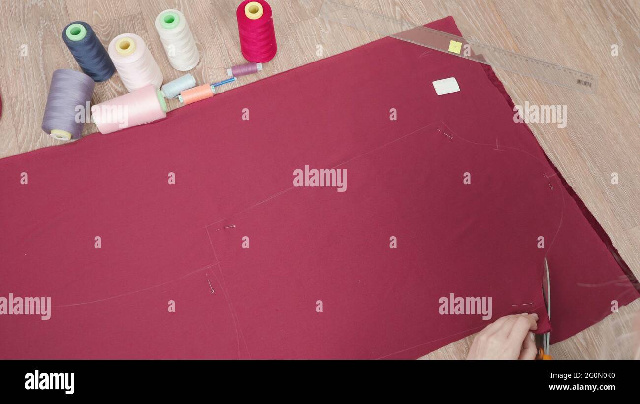 Modello di taglio per lavori di seamstress su tessuto in officina Foto Stock