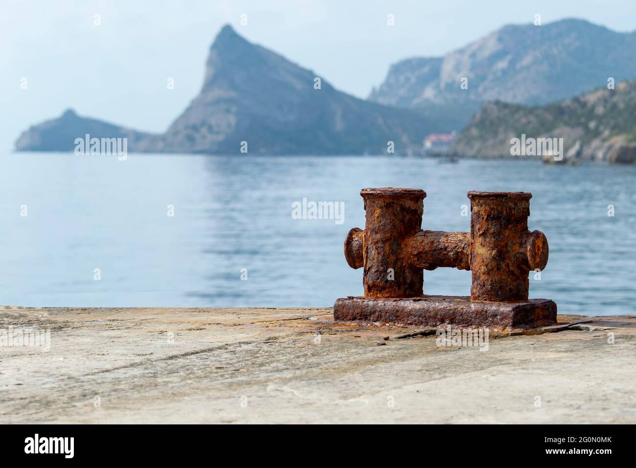 Knechts sul molo sullo sfondo del mare e delle montagne. Foto Stock