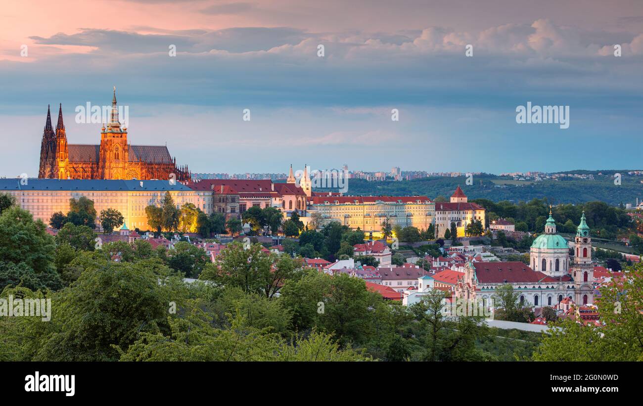 Praga. Immagine panoramica aerea del paesaggio urbano di Praga, capitale della Repubblica Ceca con la Cattedrale di San Vito e il quartiere del Castello durante il tramonto estivo. Foto Stock