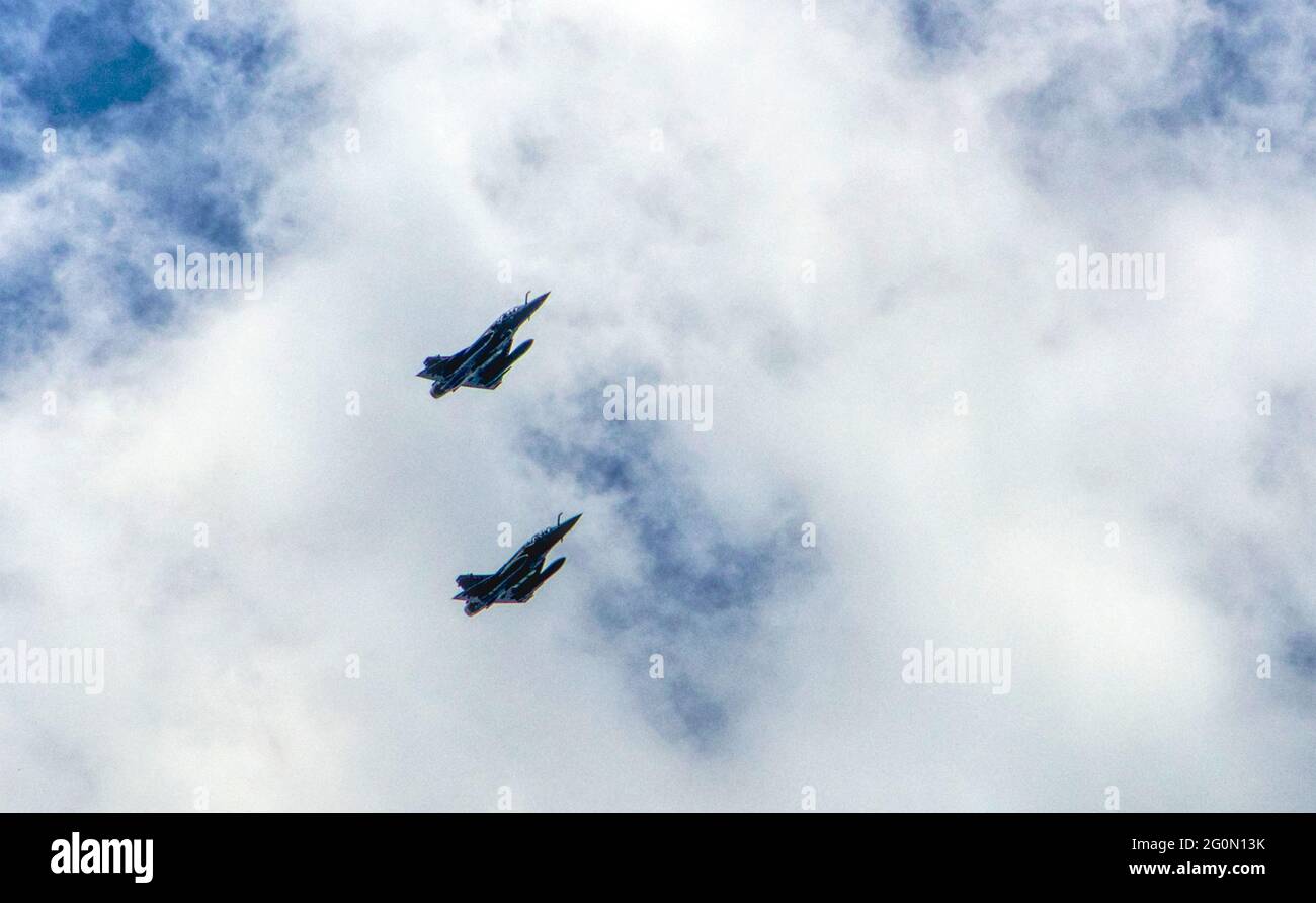 Un paio di aerei da combattimento Dassault Rafale tornano alla base dopo l'allenamento estivo nei cieli di Villey le sec nella regione della Lorena, in Francia Foto Stock