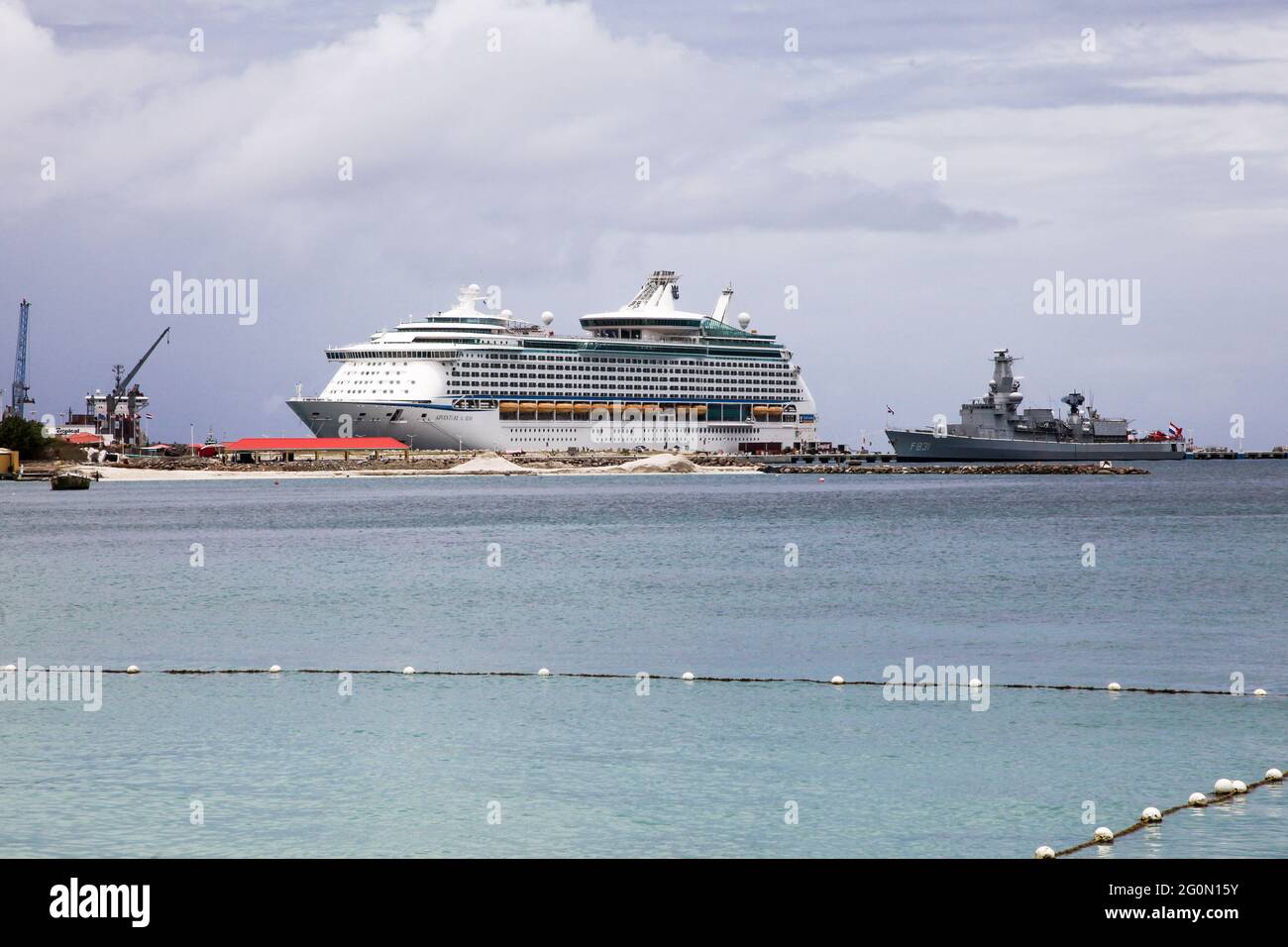 PHILIPSBURG, ST MAARTEN - 2 AGOSTO 2015: Royal Caribbean ``Avventura al largo dei mari`` barca con guardia costiera vicino a Great Bay Walkway a Philipsburg. Foto Stock