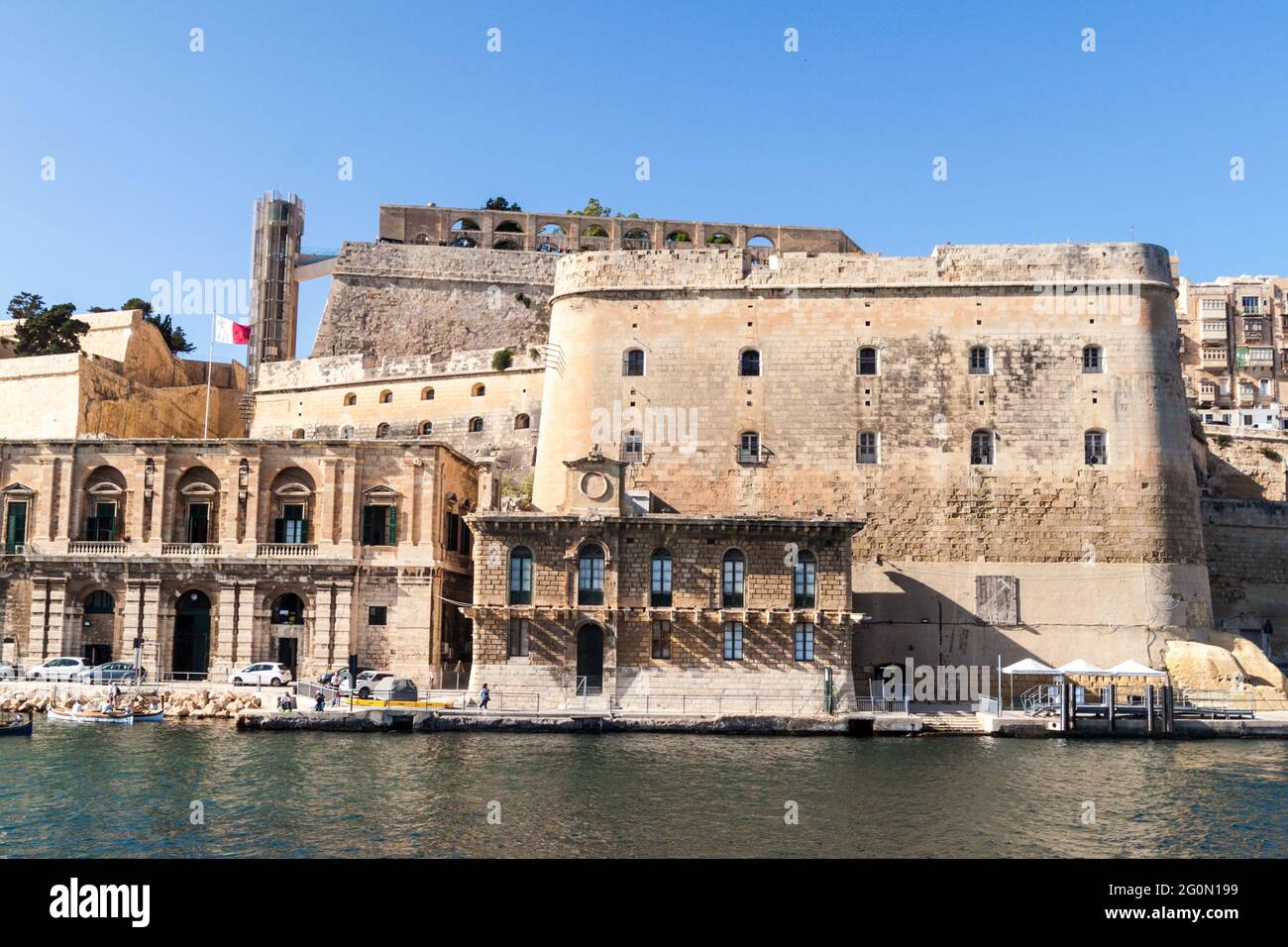 Ascensore Barrakka e la fortificazione della Valletta al Porto Grande, Malta Foto Stock