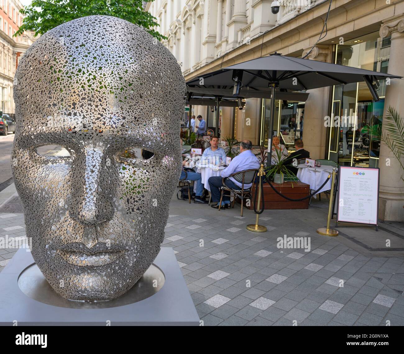 Brook Street, Londra, Regno Unito. 2 giugno 2021. SEO Young-Deok, meditazione 626, 2018 scultura presentata da Opera Gallery come parte del Mayfair scultura Trail. Credit: Malcolm Park/Alamy Live News. Foto Stock