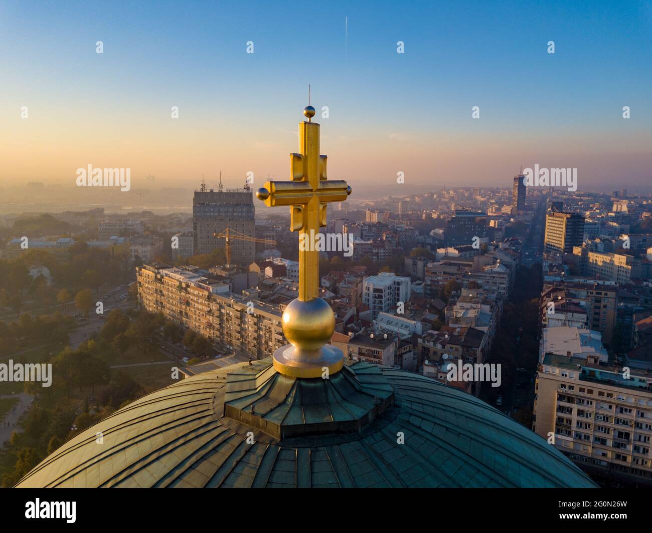 Croce d'oro sulla cima del tempio di San Sava a Belgrado Foto Stock