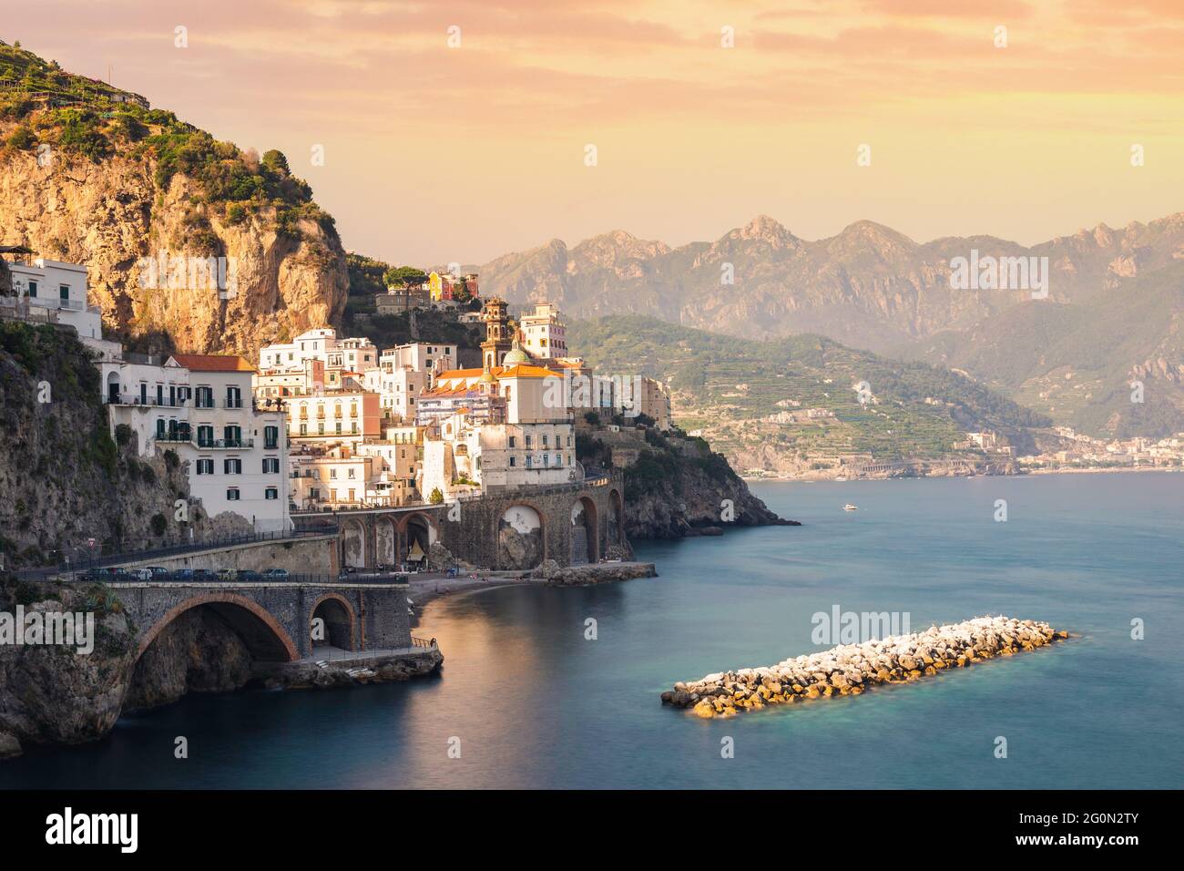Tramonto sulla Costiera Amalfitana. Atrani, Salerno, Italia Foto Stock