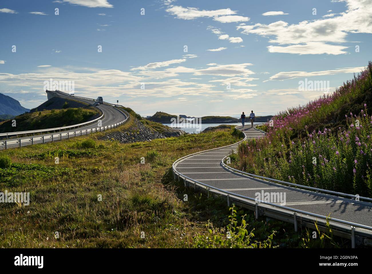 VEVANG, NORVEGIA - 28 luglio 2020: I turisti si trovano a pochi passi dal Ponte Storseisundet e dalla strada dell'Oceano Atlantico in Norvegia Foto Stock