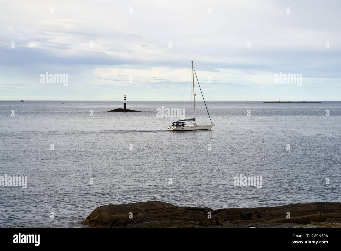 VEVANG, NORVEGIA - 28 luglio 2020: Una famiglia sta godendo una gita in barca tra le isole appartengono alla strada dell'Oceano Atlantico in Norvegia Foto Stock