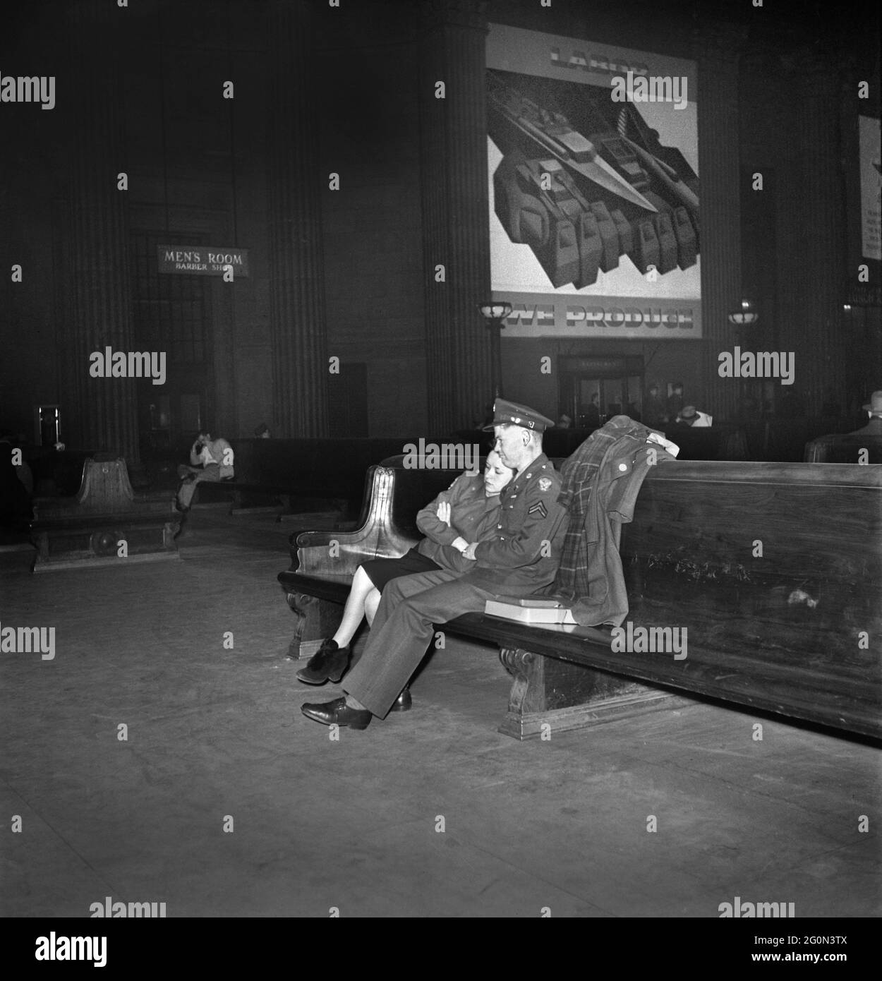 Army Corporal e Donna in attesa di treno in sala d'attesa, Union Station, Chicago, Illinois, USA, Jack Delano, US Office of War Information, gennaio 1943 Foto Stock