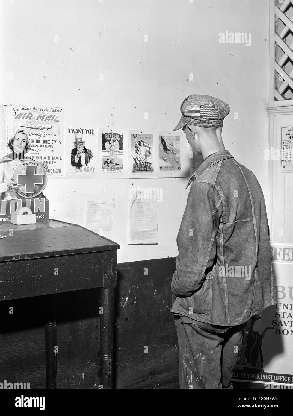 Young Man in Post Office Reading Army Recruitment Posters, Franklin, Heard County, Georgia, USA, Jack Delano, US Office of War Information, aprile 1941 Foto Stock