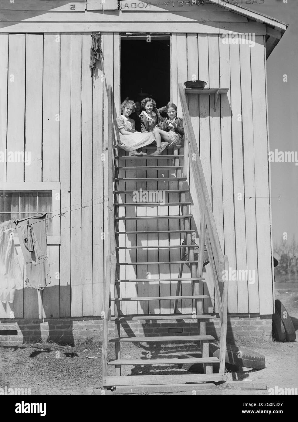 I bambini di lavoratori da Fort Bragg che vivono in un granaio di tabacco convertito in quartieri viventi vicino Fayetteville, Carolina del Nord, Stati Uniti, Jack Delano, Ufficio delle informazioni di guerra degli Stati Uniti, marzo 1941 Foto Stock