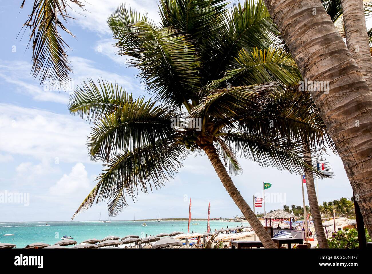 ST.MAARTEN, CARRIBEAN - 2 AGOSTO: Spiaggia di Bikini sull'area di Orient Bay (Baie Orientale) a Sint Maarten nel 2 agosto 2015 a St.Maarten, Isola dei Caraibi. Foto Stock