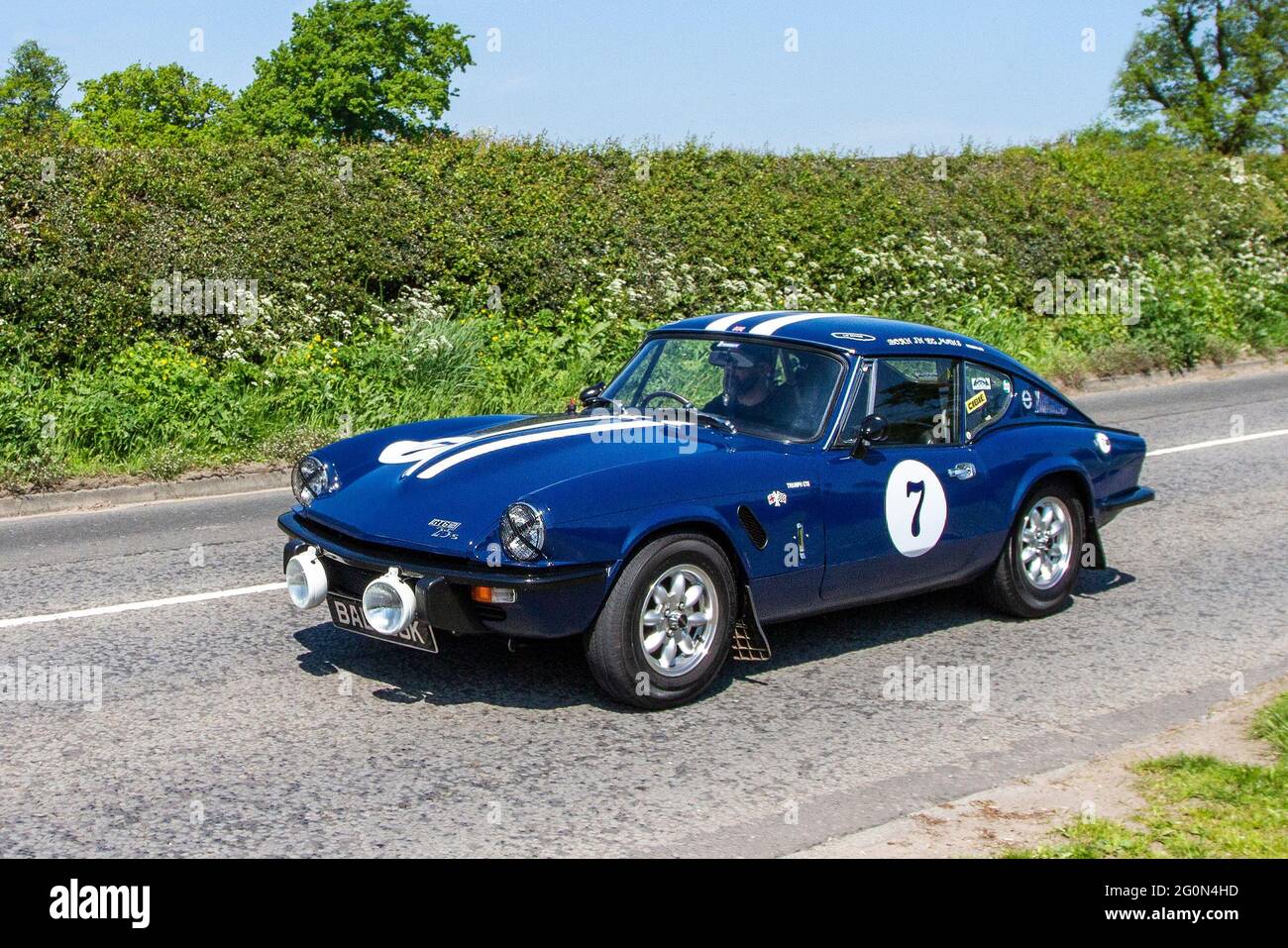 2020, Blue Triumph Spitfire gt6 mk2 fastback, inglese anteriore-Engined, trazione posteriore, auto d'epoca che guida su strade di campagna lungo il tragitto per Capesthorne Hall, mostra di auto classiche a Cheshire, Regno Unito Foto Stock