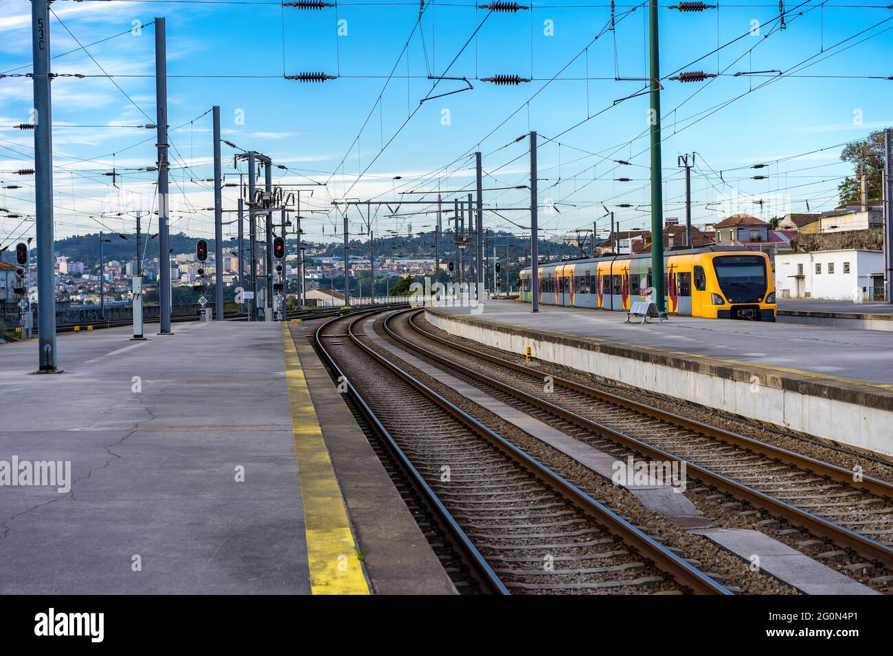 Treni alla stazione di Campanha a Porto, Portogallo Foto stock - Alamy