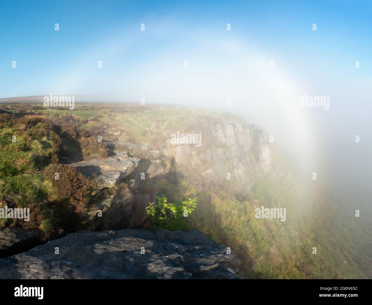 Tempo nel Regno Unito: Superare le nuvole di Wharfedale ha dato questo spettacolare spettacolo meteorologico della luce solare che colpisce la nebbia, creando un fogbow e un vago Foto Stock