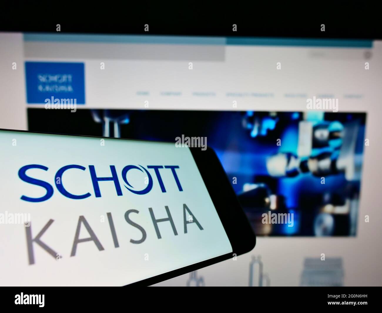Telefono cellulare con logo della società indiana di confezionamento Schott Kaisha Pvt. Ltd. Sullo schermo davanti al sito Web. Mettere a fuoco il centro-destra del display del telefono. Foto Stock