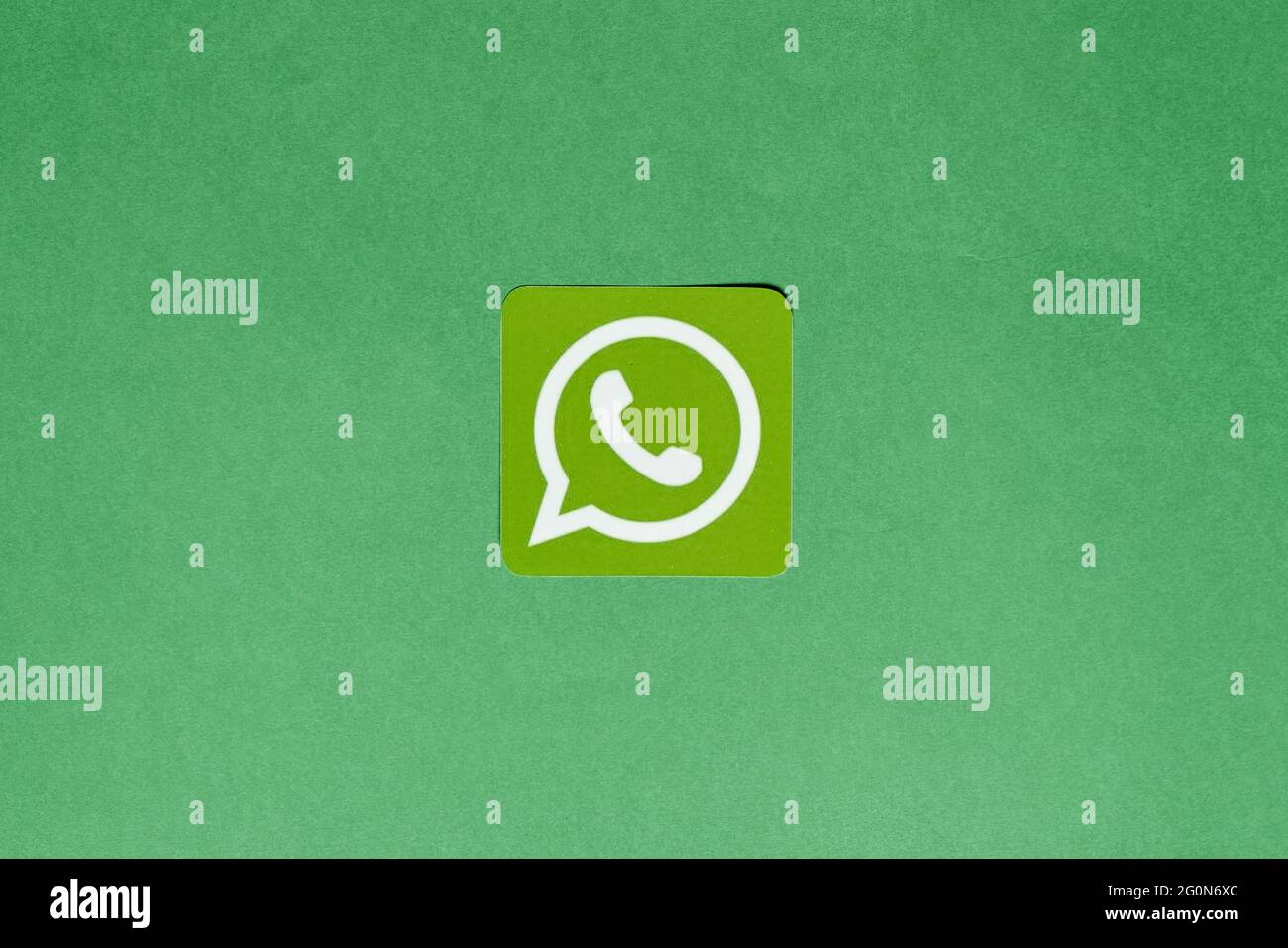 TASHKENT, UZBEKISTAN - 17 marzo 2021: Icona dell'applicazione WhatsApp su sfondo verde Foto Stock