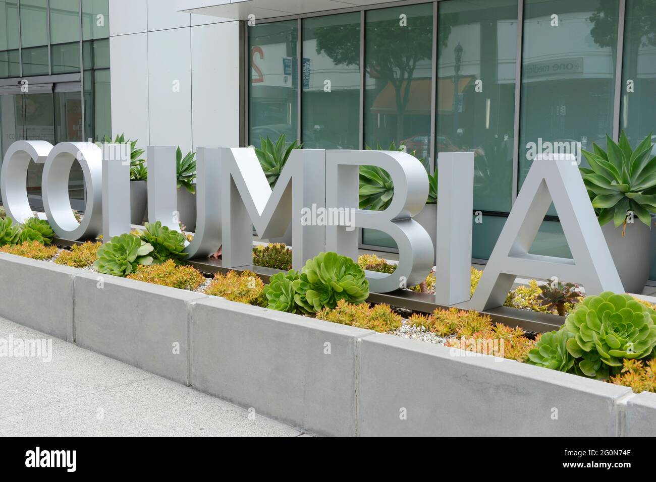 COLUMBIA segno fuori di un grattacielo all'angolo di Columbia e W A Street nel quartiere Columbia di San Diego, California Foto Stock