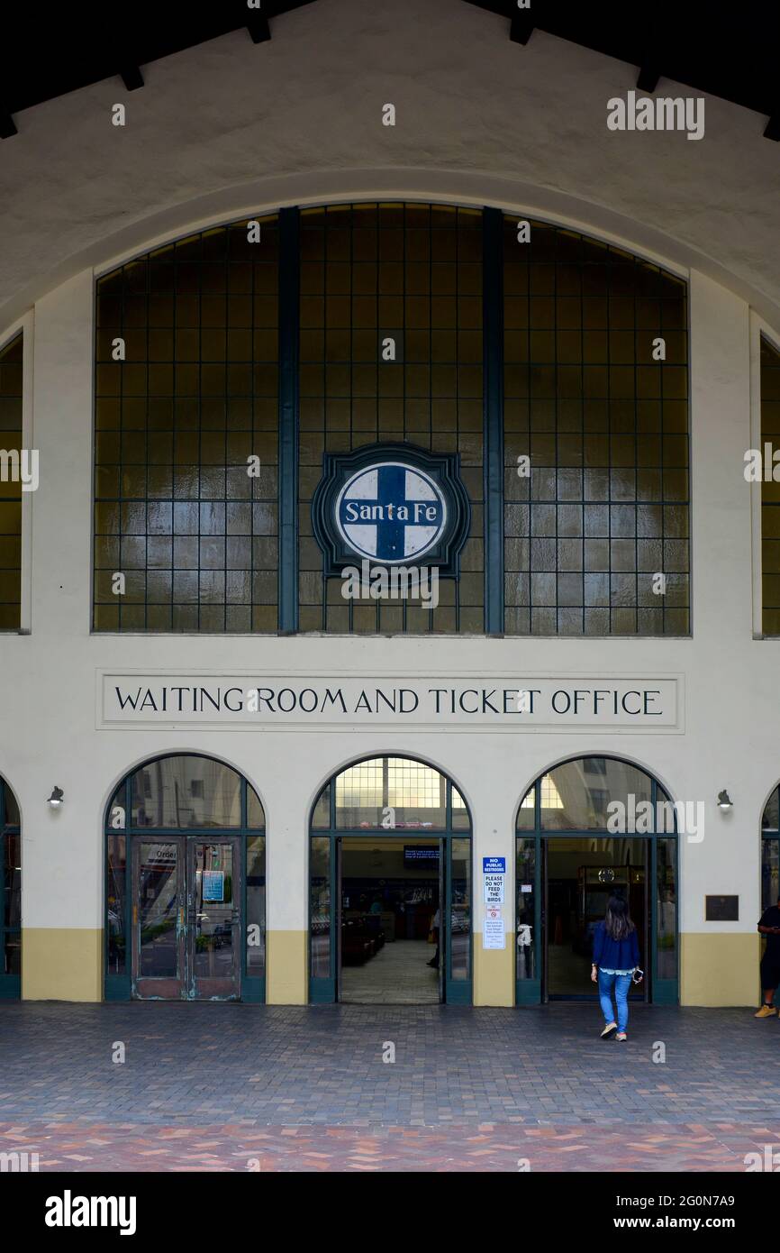 Sala d'attesa e biglietteria del deposito ferroviario AMTRAK di Santa Fe nel centro di San Diego, California Foto Stock