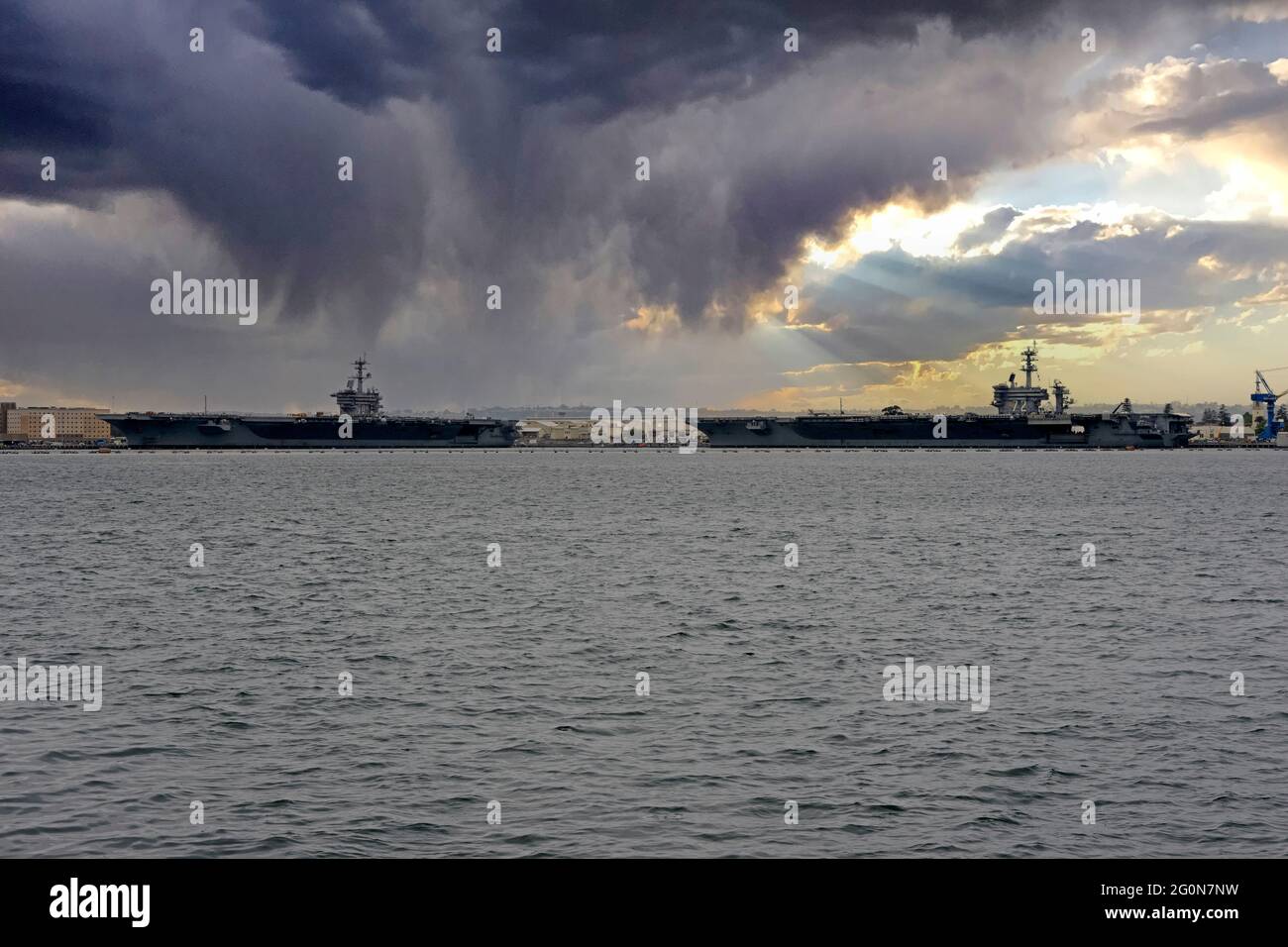 Due portaerei della marina statunitense di classe Nimitz (72 - USS Abraham Lincoln e 70 - Carl Vinson) alla base navale Pacific Fleet di San Diego, California Foto Stock
