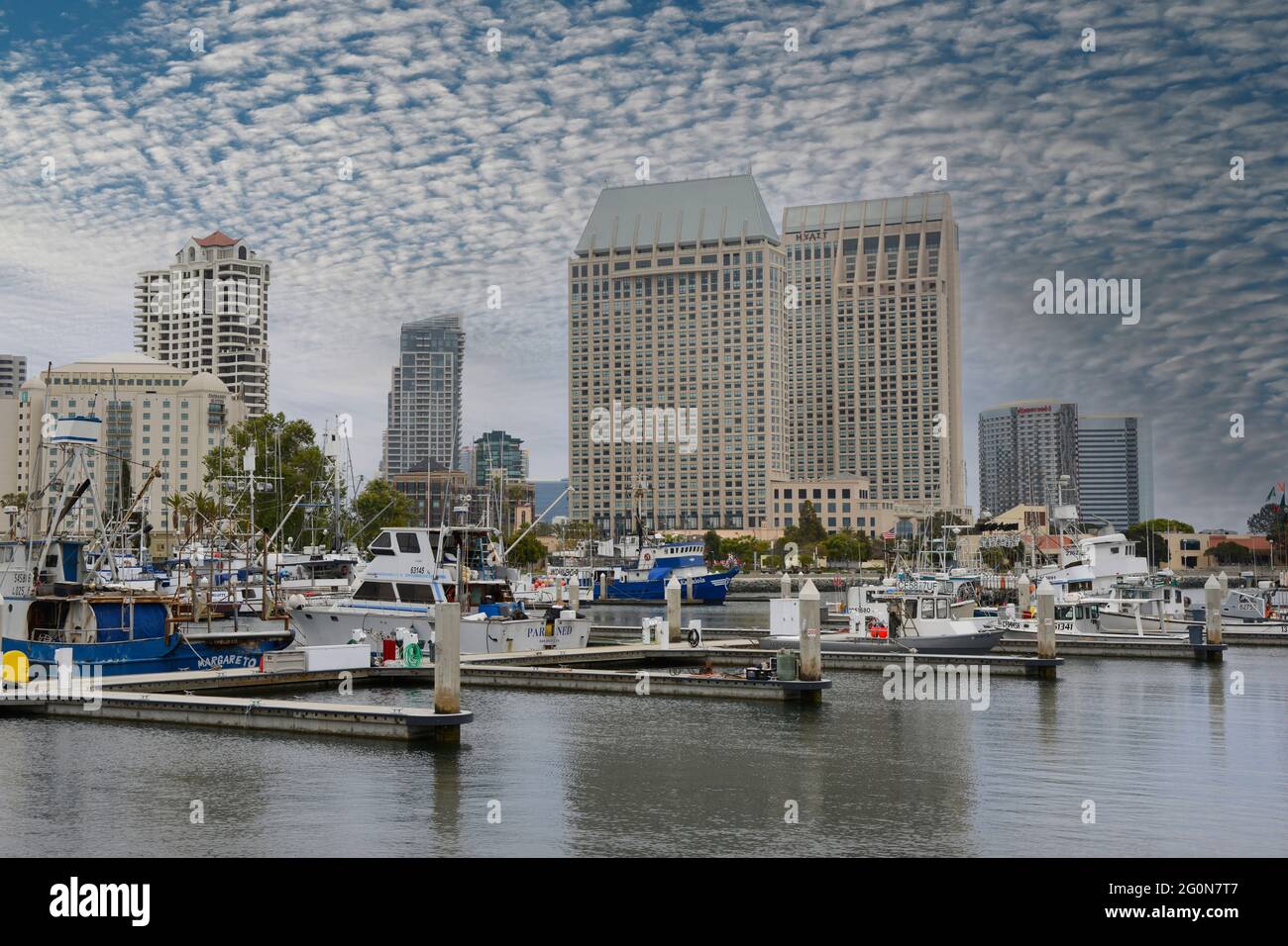 Piccole imbarcazioni ancorate nell'area portuale di Bravo lungo Harbour Drive a San Diego, CA Foto Stock