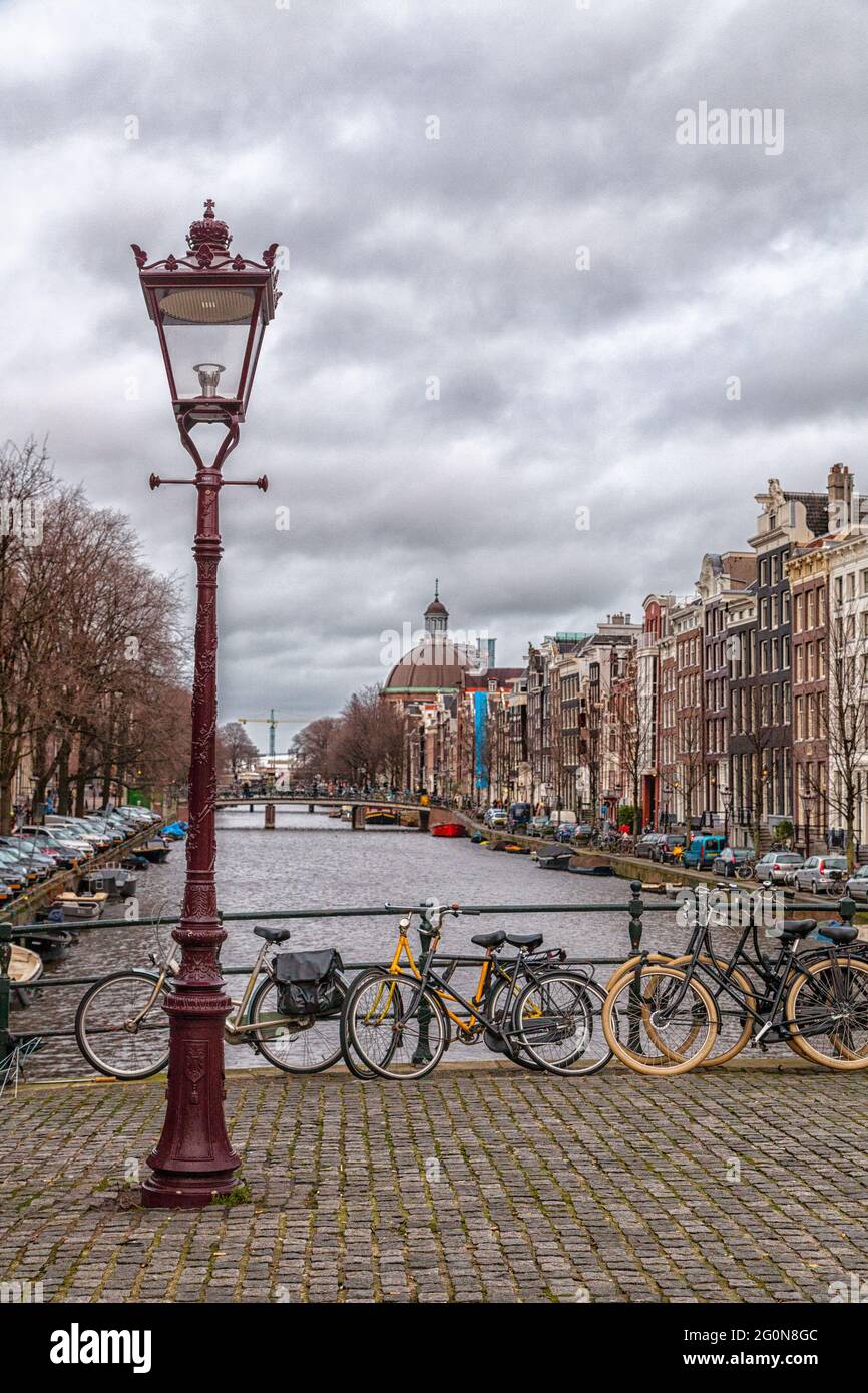 Amsterdam, la città dei canali, delle barche e delle chiatte Foto Stock