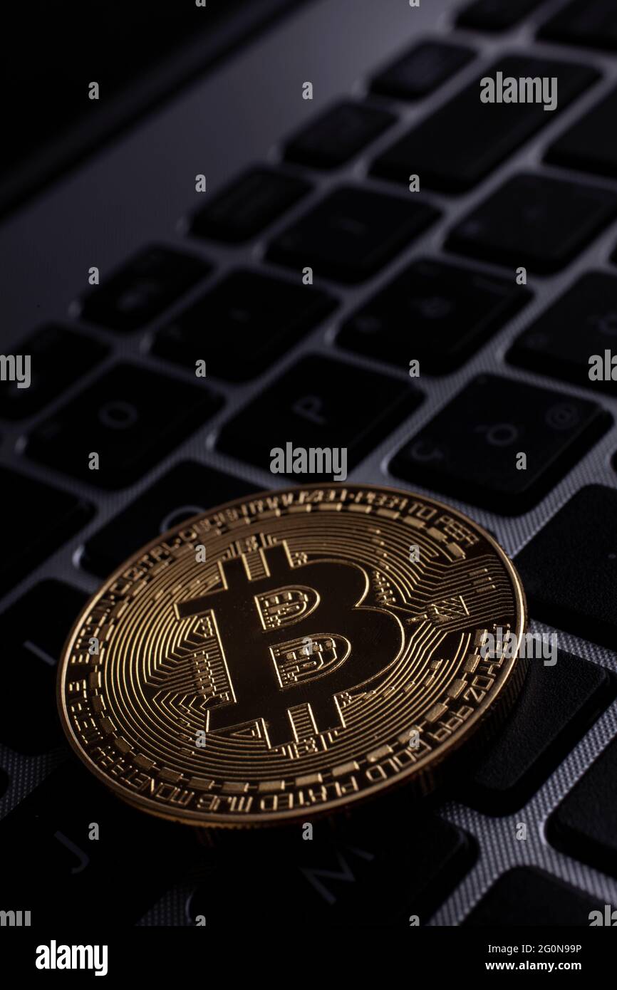 Golden bitcoins sulla tastiera del PC Foto Stock