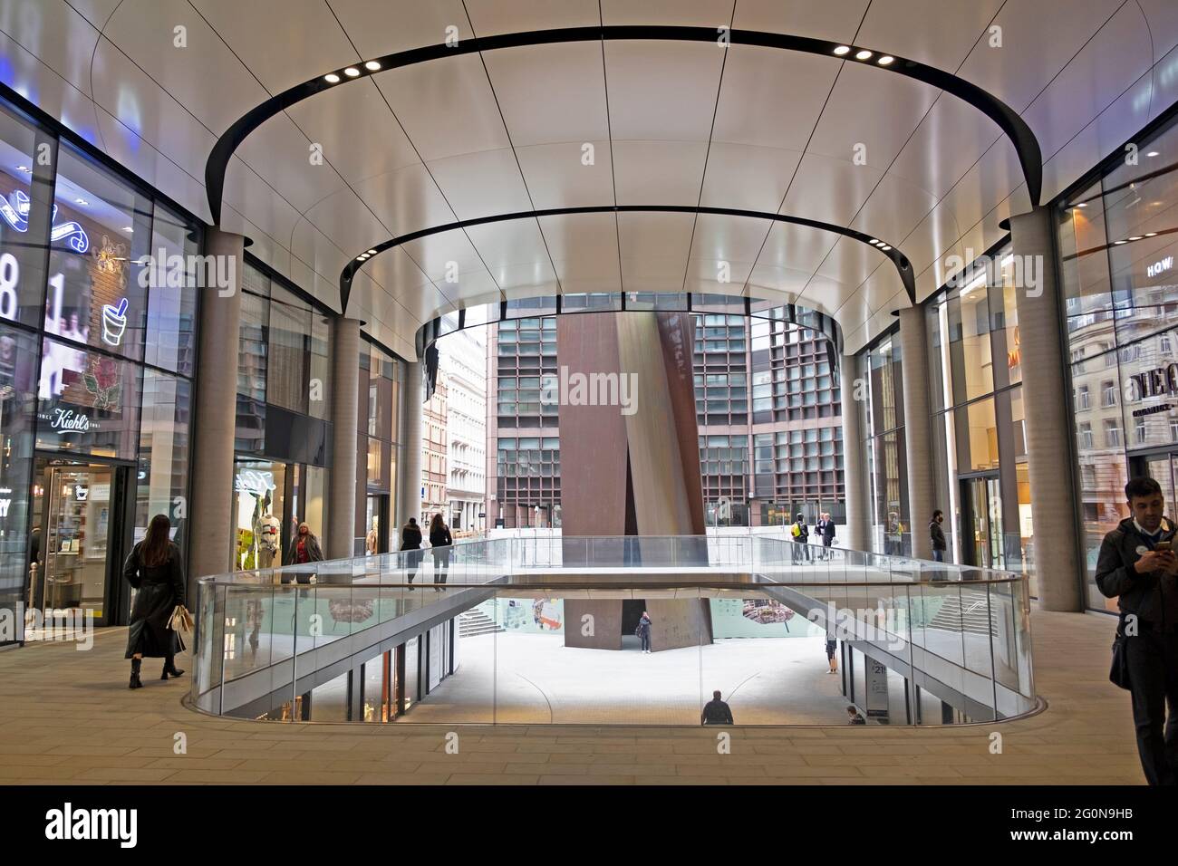 Vista di 100 Liverpool Street negozi di riqualificazione vicino Broadgate Circle nella città di Londra Inghilterra Regno Unito KATHY DEWITT Foto Stock