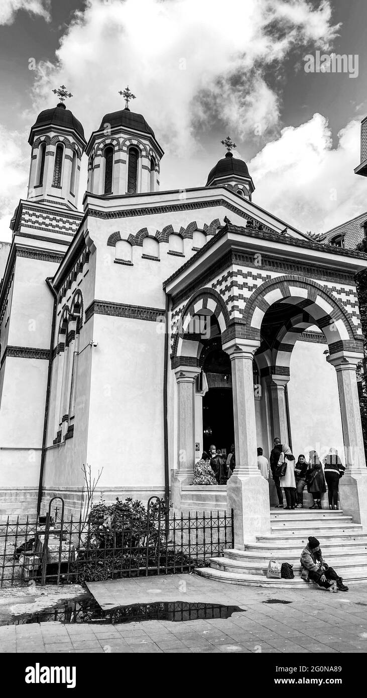 Bianco e nero classica vecchia chiesa ortodossa cristiana rumena con cielo e nuvole Foto Stock