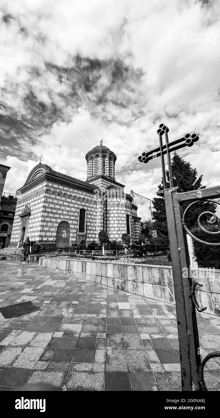 Bianco e nero classica vecchia chiesa ortodossa cristiana rumena con cielo e nuvole Foto Stock