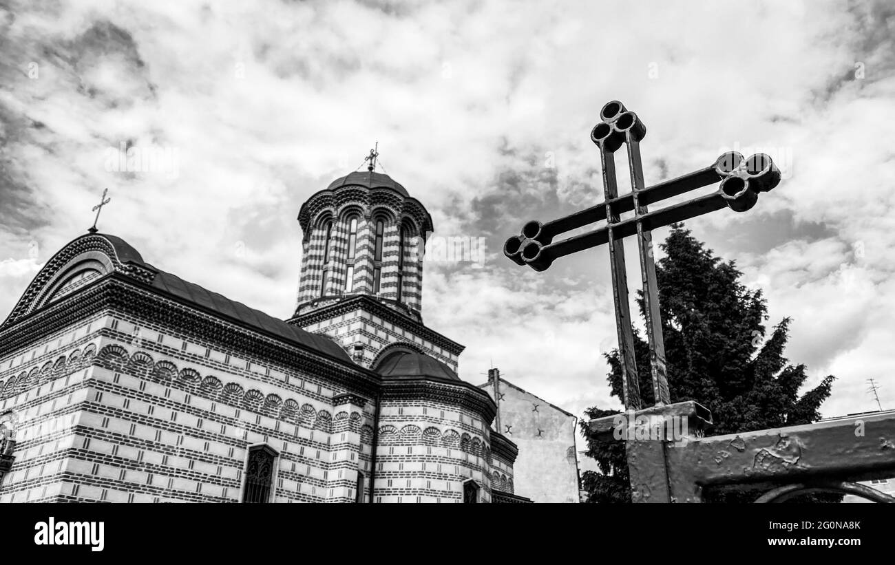 Bianco e nero classica vecchia chiesa ortodossa cristiana rumena con cielo e nuvole Foto Stock