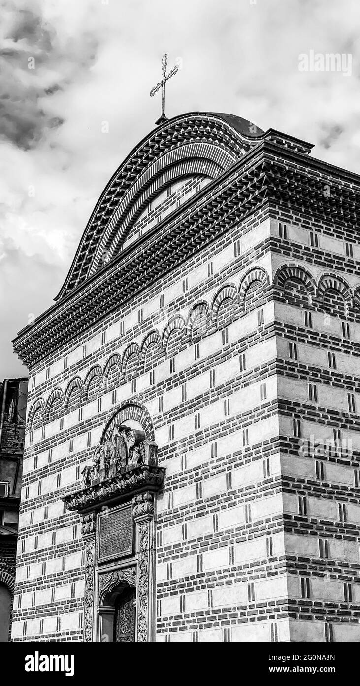 Bianco e nero classica vecchia chiesa ortodossa cristiana rumena con cielo e nuvole Foto Stock