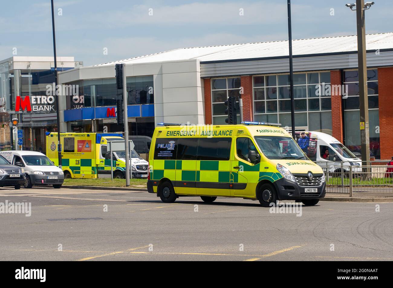 Slough, Berkshire, Regno Unito. 2 Giugno 2021. Anche se ieri in Inghilterra il numero di morti di Covid-19 è stato riportato pari a zero, un certo numero di ambulanze sono state chiamate di emergenza a Slough oggi. Credito: Maureen McLean/Alamy Foto Stock