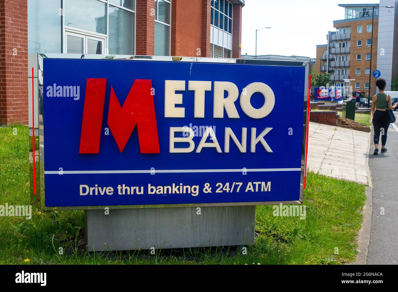 Slough, Berkshire, Regno Unito. 2 Giugno 2021. La banca Metro Drive Thru a Slough era occupata oggi. Il fenomeno Drive Thru è più popolare che mai nel Regno Unito dal Covid-19. Credito: Maureen McLean/Alamy Foto Stock