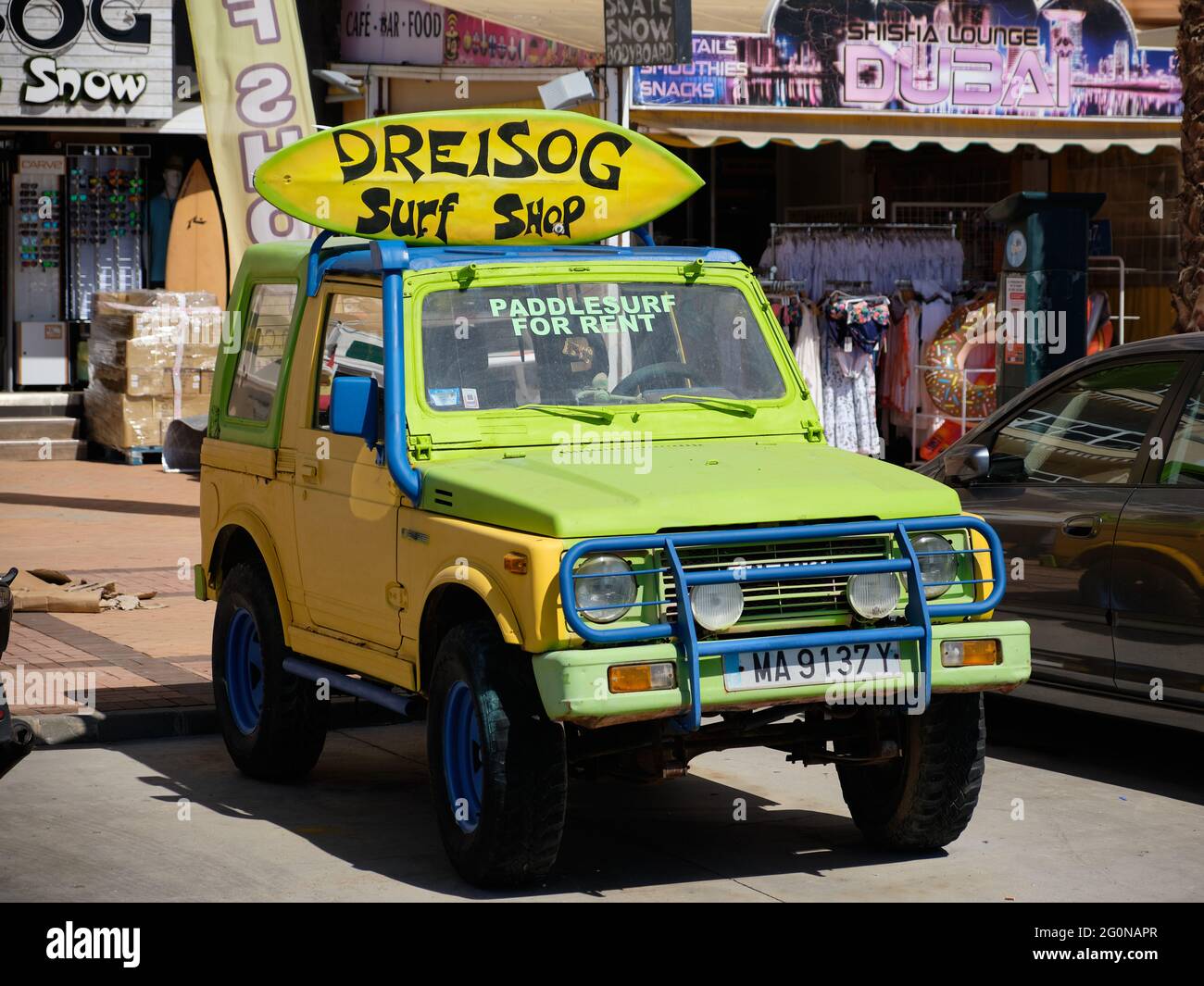 1984 Suzuki Samurai negozio di pubblicità surf. Parcheggiato a Fuengirola, Malaga, Spagna. Foto Stock