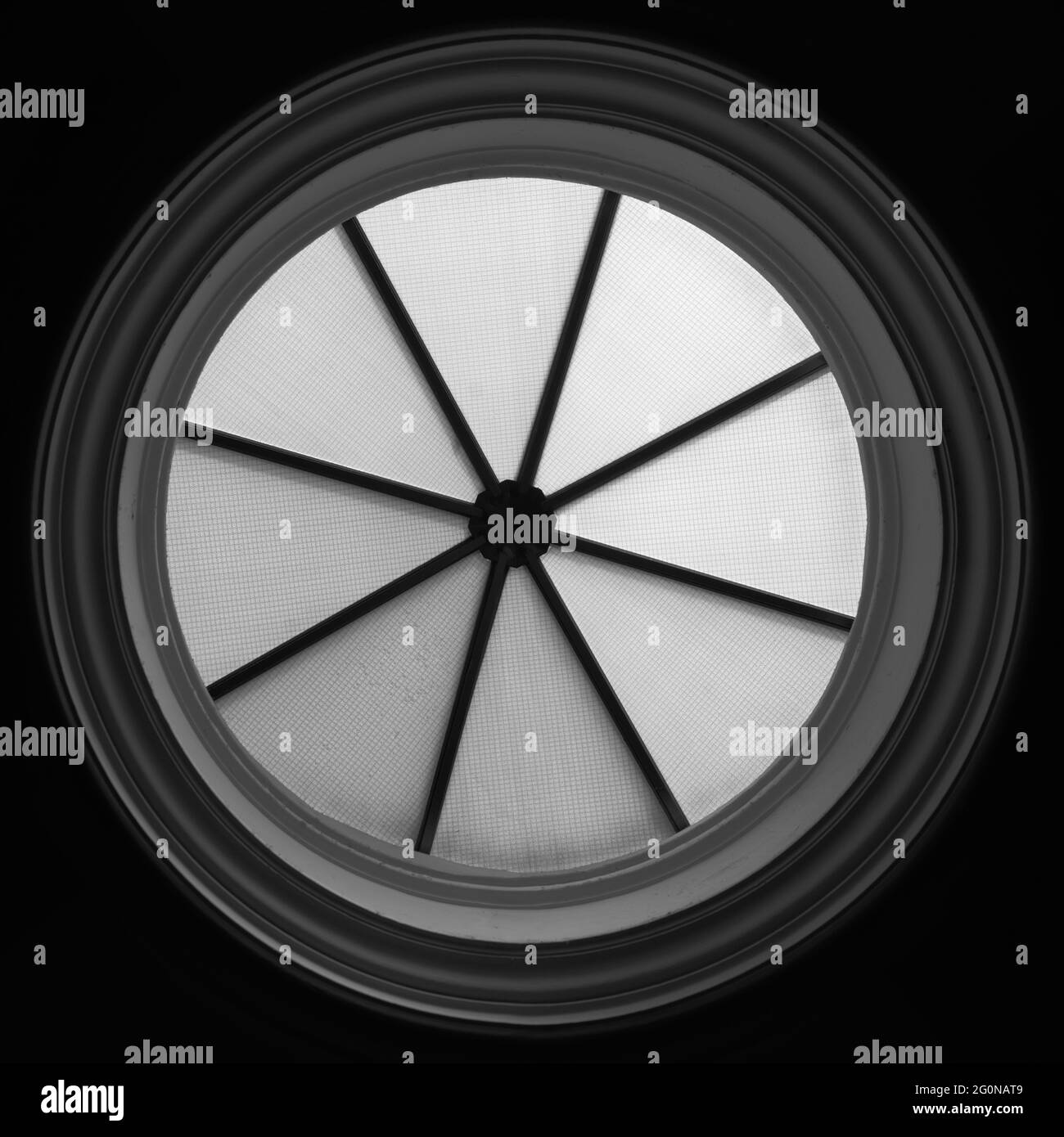 finestra circolare in bianco e nero Foto Stock