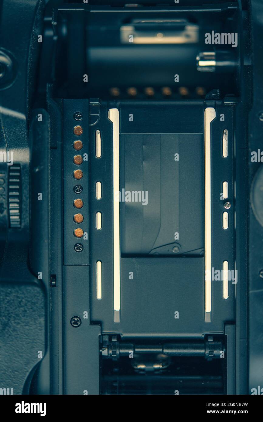 La parte posteriore di una fotocamera reflex digitale Nikon con il vano posteriore aperto Foto Stock