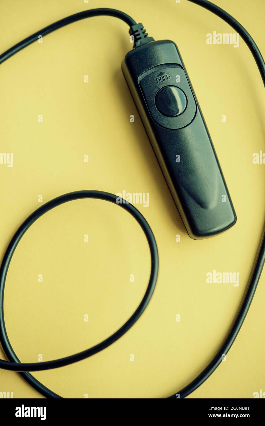 Un dispositivo di scatto remoto per una fotocamera digitale isolata su uno sfondo giallo Foto Stock