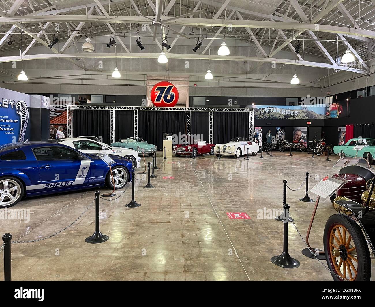 Mostra di veicoli all'interno del San Diego Automotive Museum, Balboa Park, California Foto Stock