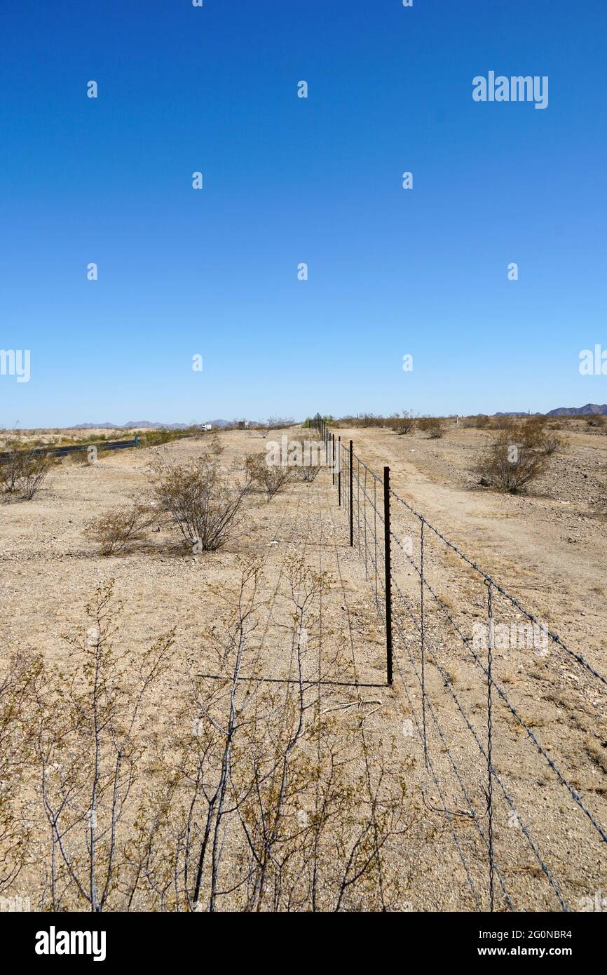 Recinzione a filo spinato nel deserto Foto Stock
