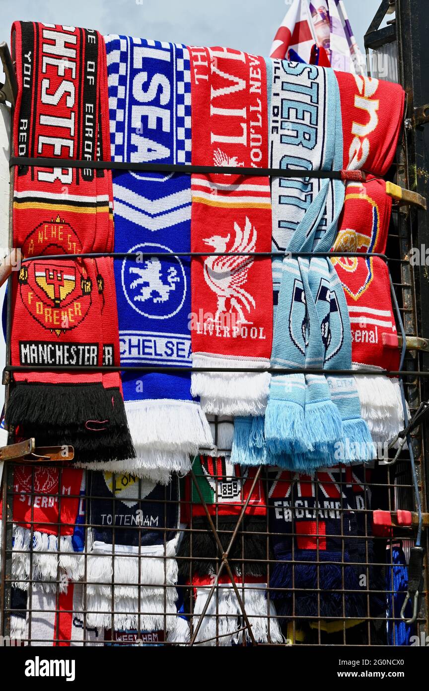 Kiosk rifornito di scarfs da calcio dei tifosi della prima squadra, Embankment, Westminster, Londra. REGNO UNITO Foto Stock