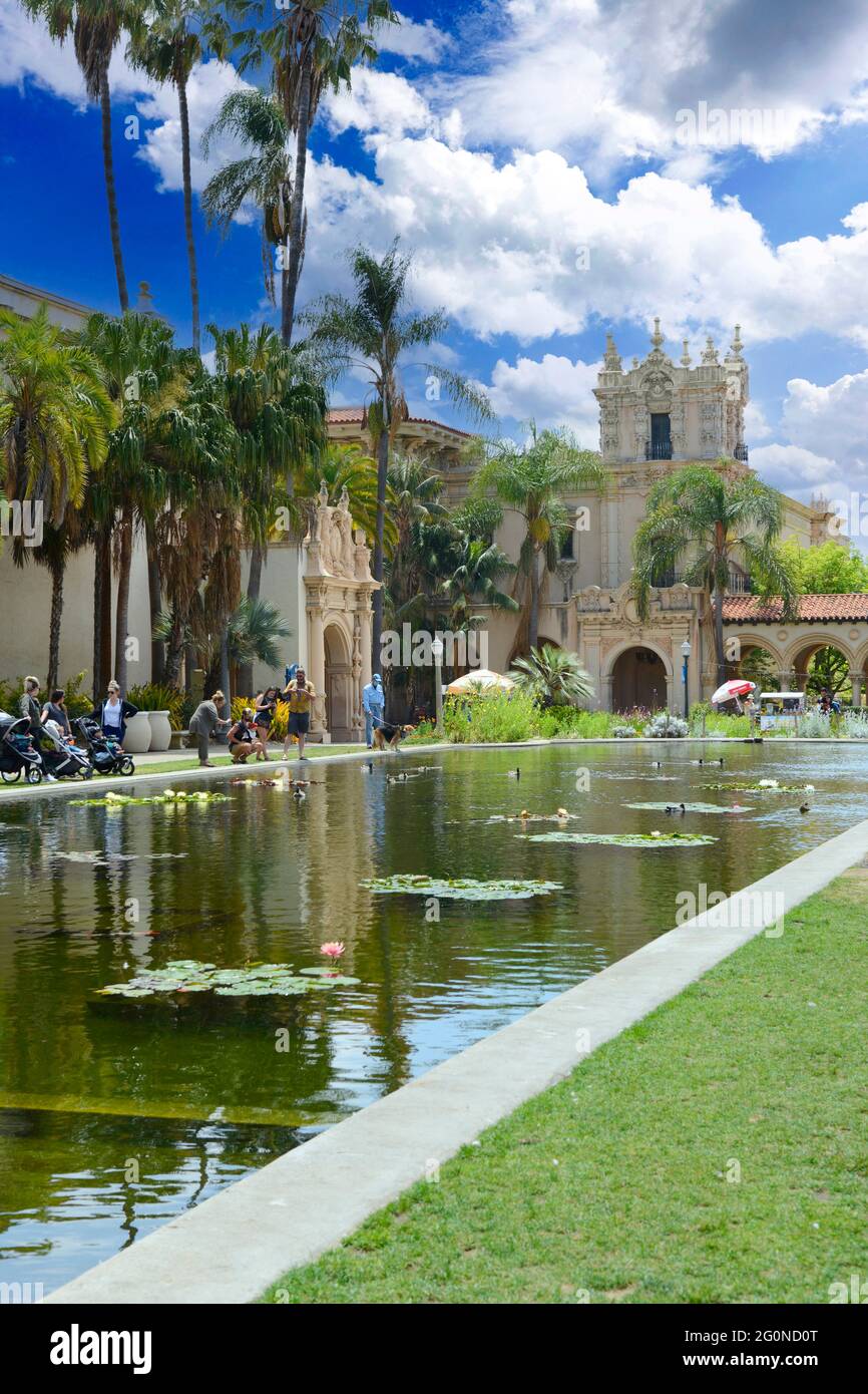 Persone alla Laguna e la passerella coperta su El Prado nel Balboa Park, San Diego, CA Foto Stock