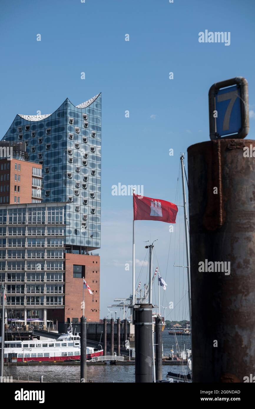 Hamburgs neues Wahrzeichen, die Elbphilharmonie, thront über dem Hafen im neuen Stadtteil Hafencity. Foto Stock